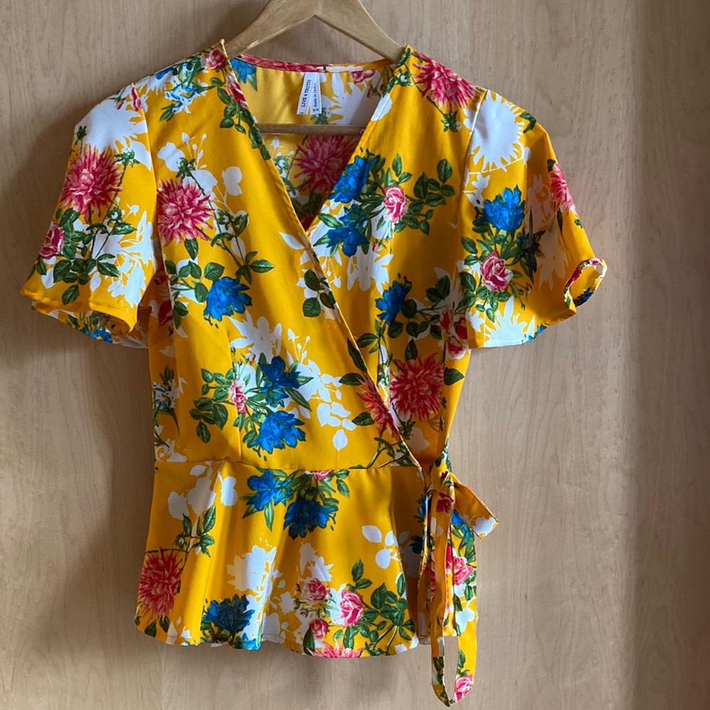 Live 4 Truth wrap around top size XS